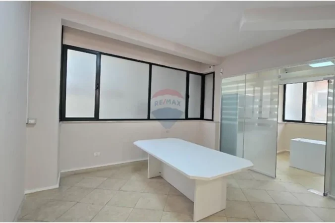 Tirane, jepet me qera zyre Kati 0, 1.000 € (rruga muhamet gjollesha)