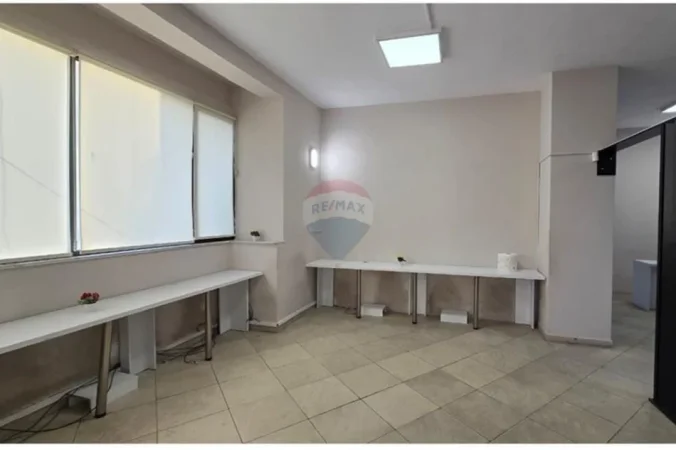 Tirane, jepet me qera zyre Kati 0, 1.000 € (rruga muhamet gjollesha)