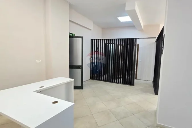 Tirane, jepet me qera zyre Kati 0, 1.000 € (rruga muhamet gjollesha)