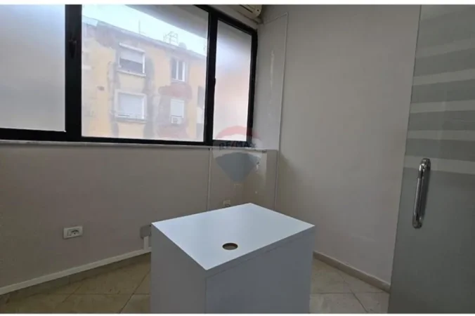 Tirane, jepet me qera zyre Kati 0, 1.000 € (rruga muhamet gjollesha)