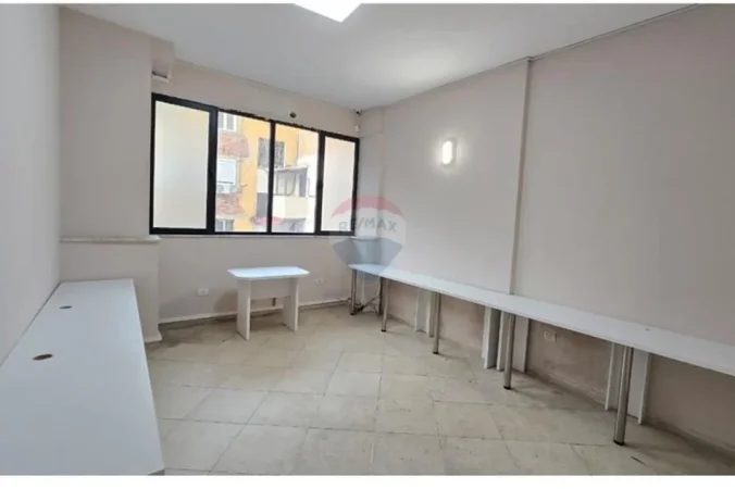 Tirane, jepet me qera zyre Kati 0, 1.000 € (rruga muhamet gjollesha)