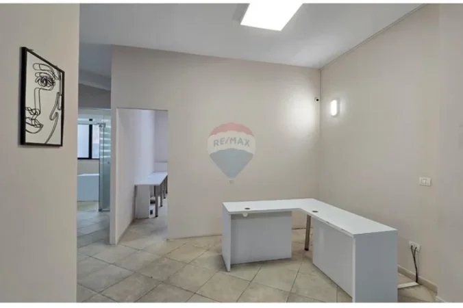 Tirane, jepet me qera zyre Kati 0, 1.000 € (rruga muhamet gjollesha)