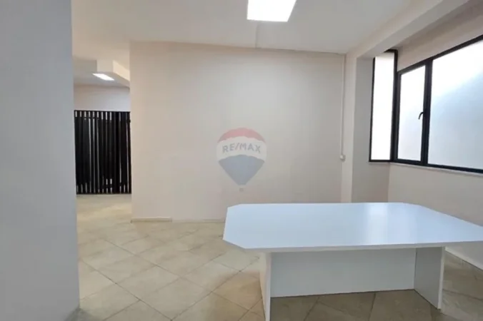 Tirane, jepet me qera zyre Kati 0, 1.000 € (rruga muhamet gjollesha)