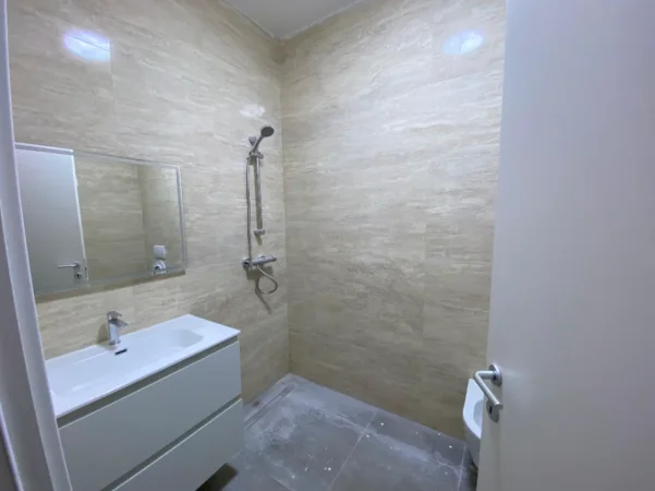 Tirane, jepet me qera zyre Kati 7, 66 m² 600 € (Rruga e Kavajes)