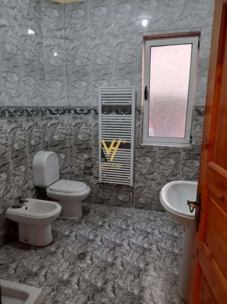 Tirane, jepet me qera apartament 2+1+Ballkon Kati 1, 130 m² 670 € (KRISTAL CENTER)