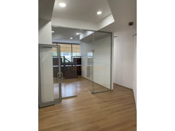 Tirane, jepet me qera ambjent biznesi Kati 1, 80 m² 1.100 € (Qender.)