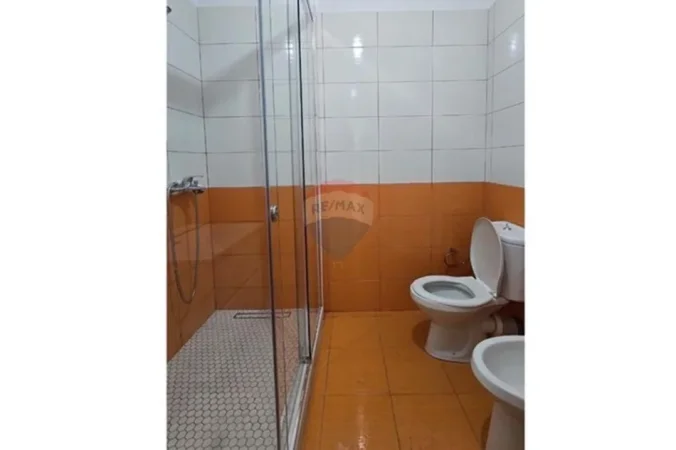 Tirane, jepet me qera apartament 2+1 , 100 m² 400 € (rruga muhamet gjollesha)