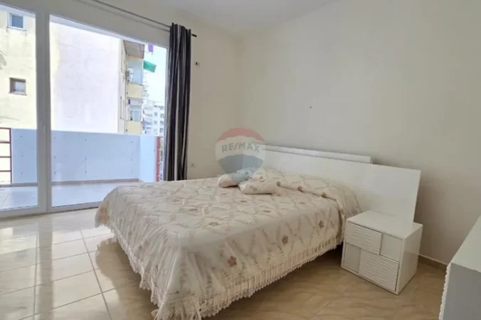 Tirane, jepet me qera apartament 2+1 , 100 m² 400 € (rruga muhamet gjollesha)