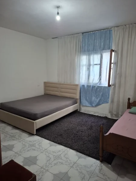 Tirane, jepet me qera apartament 1+1 Kati 4, 65 m² (Perball Pallatit me Shigjeta)