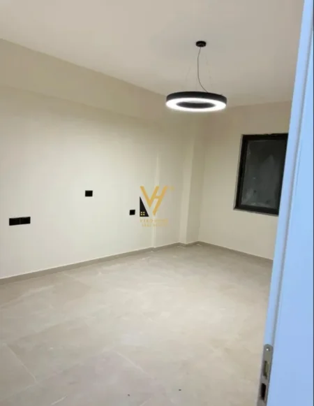 Tirane, jepet me qera apartament 2+1+Ballkon Kati 2, 100 m² 750 € (KRISTAL CENTER)
