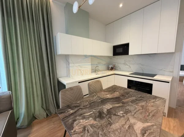 Tirane, jepet me qera apartament 2+1+Ballkon Kati 12, 82 m² 1.300 € (BARRIKADA)