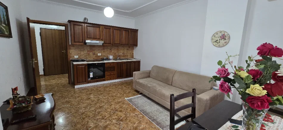 Tirane, jepet me qera apartament 1+1 Kati 2, (mbi unaze)