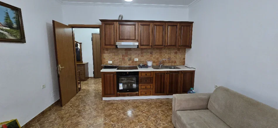 Tirane, jepet me qera apartament 1+1 Kati 2, (mbi unaze)