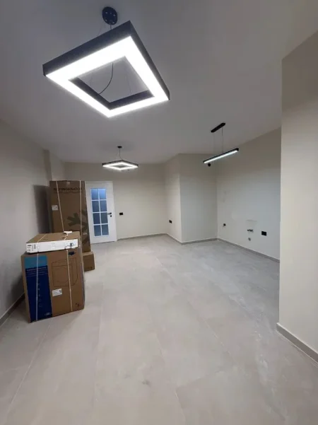 Tirane, jepet me qera apartament 2+1+Ballkon Kati 2, 100 m² 750 € (KOMUNA E PARISIT)