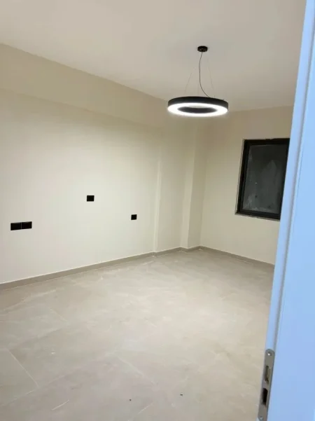 Tirane, jepet me qera apartament 2+1+Ballkon Kati 2, 100 m² 750 € (KOMUNA E PARISIT)