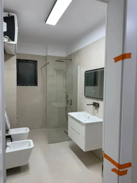 Tirane, jepet me qera apartament 2+1+Ballkon Kati 2, 100 m² 750 € (KOMUNA E PARISIT)