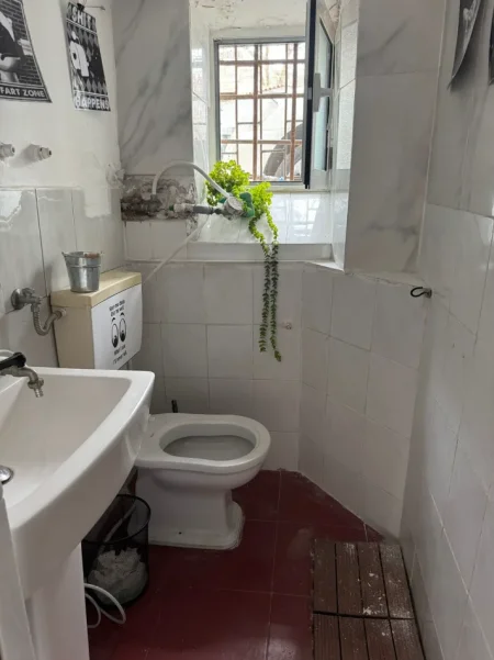 Tirane, jepet me qera dyqan Kati 0, 30 m² 350 € 