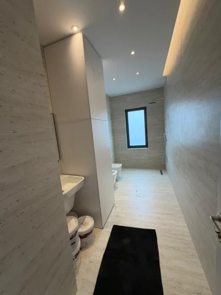 Tirane, jepet me qera apartament 1+1+Ballkon Kati 12, 85 m² 1.200 € (Rruga e Barrikadave)