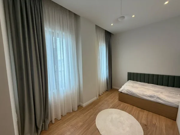 Tirane, jepet me qera apartament 2+1+Ballkon Kati 12, 82 m² 1.300 € (Rruga e Barrikadave)