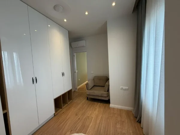 Tirane, jepet me qera apartament 2+1+Ballkon Kati 12, 82 m² 1.300 € (Rruga e Barrikadave)