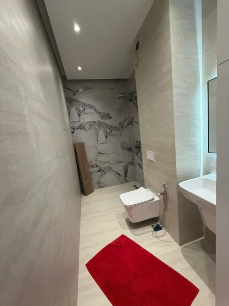 Tirane, jepet me qera apartament 2+1+Ballkon Kati 12, 82 m² 1.300 € (Rruga e Barrikadave)