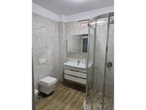 Tirane, shitet apartament 3+1+Ballkon Kati 3, 132 m² 219.000 € (PORCELAN)