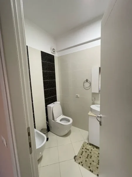Tirane, jepet me qera apartament 3+1 Kati 4, 187 m² 1.400 € (Liqeni i Thate)