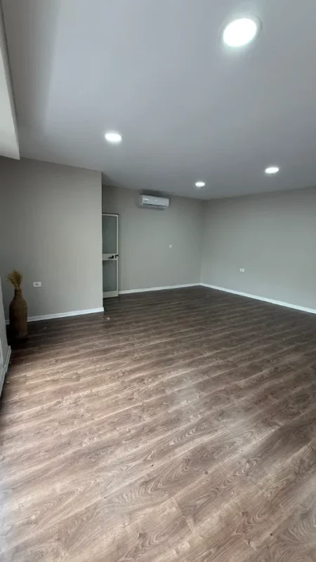 Tirane, shitet dyqan Kati 0, 36 m² 82.000 € (Laprake)