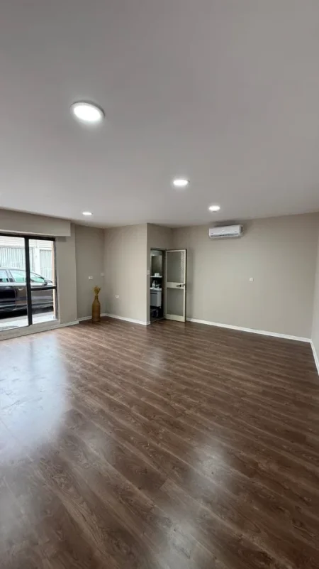 Tirane, shitet dyqan Kati 0, 36 m² 82.000 € (Laprake)