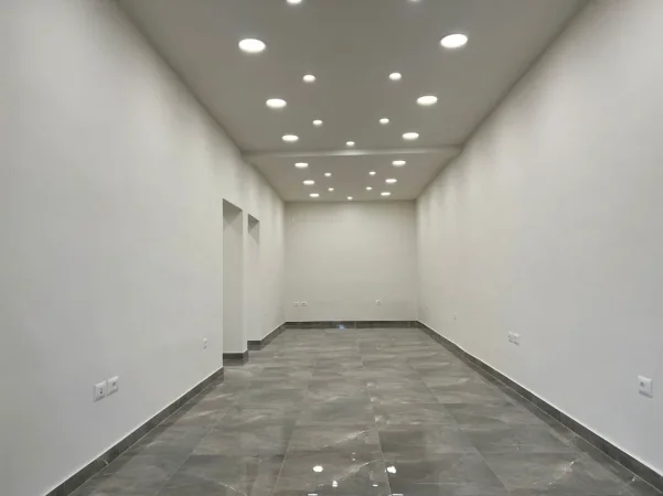 Tirane, jepet me qera dyqan Kati 0, 70 m² 2.500 € 