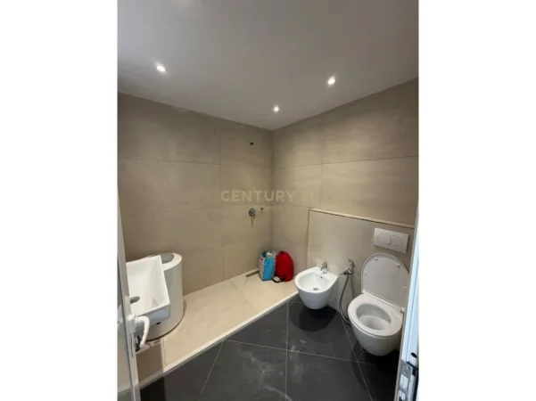 Durres, jepet me qera vetem 1 dhome 1+1 Kati 1, 63 m² 600 € (Gjykata,Durres)