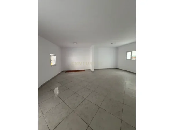 Durres, jepet me qera vetem 1 dhome 1+1 Kati 1, 63 m² 600 € (Gjykata,Durres)