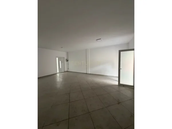 Durres, jepet me qera vetem 1 dhome 1+1 Kati 1, 63 m² 600 € (Gjykata,Durres)