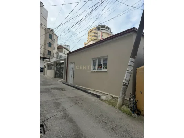 Durres, jepet me qera vetem 1 dhome 1+1 Kati 1, 63 m² 600 € (Gjykata,Durres)