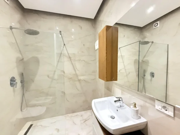 Tirane, jepet me qera apartament 1+1 Kati 3, 800 m² 800 € (KOMPLEKSI DELIJORGJI)