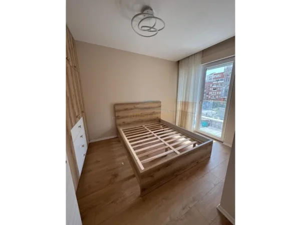 Tirane, jepet me qera apartament 1+1+Ballkon Kati 3, 70 m² 700 € (JORDAN MISJA)