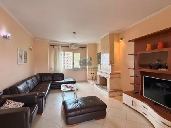 Vlore, jepet me qera apartament 5+1+Aneks+Ballkon Kati 9, 200 m² (kisha ortodokse)