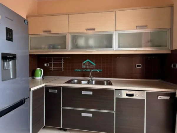 Vlore, jepet me qera apartament 5+1+Aneks+Ballkon Kati 9, 200 m² (kisha ortodokse)