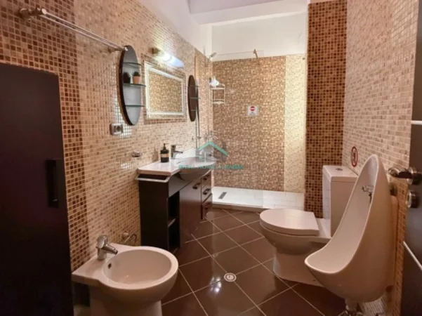 Vlore, jepet me qera apartament 5+1+Aneks+Ballkon Kati 9, 200 m² (kisha ortodokse)