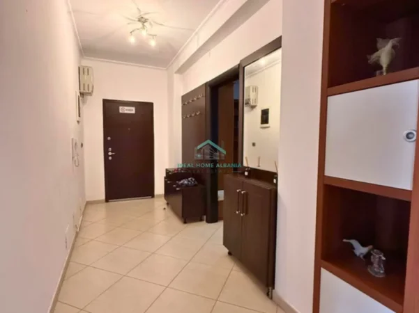 Vlore, jepet me qera apartament 5+1+Aneks+Ballkon Kati 9, 200 m² (kisha ortodokse)