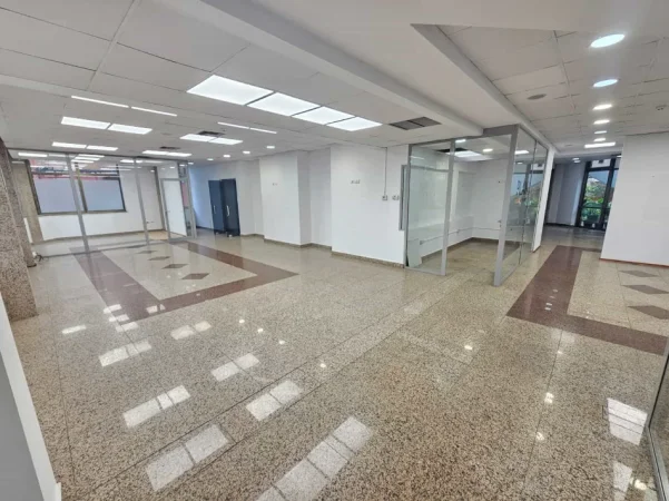 Tirane, jepet me qera apartament 1+1 Kati 1, 235 m² 4.500 € (Sheshi Willson)