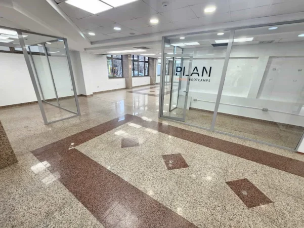 Tirane, jepet me qera apartament 1+1 Kati 1, 235 m² 4.500 € (Sheshi Willson)