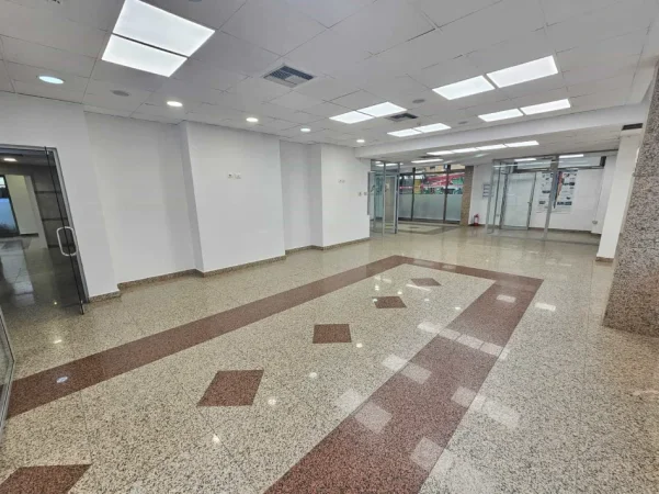 Tirane, jepet me qera apartament 1+1 Kati 1, 235 m² 4.500 € (Sheshi Willson)