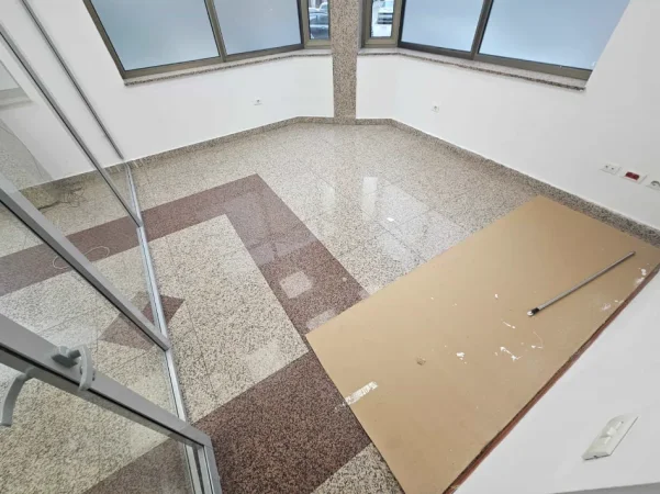 Tirane, jepet me qera apartament 1+1 Kati 1, 235 m² 4.500 € (Sheshi Willson)