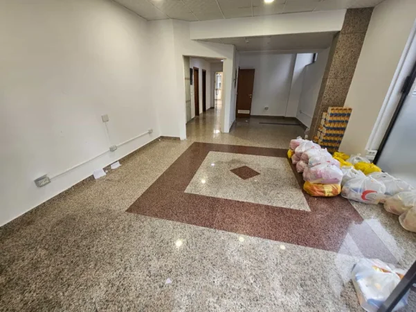 Tirane, jepet me qera apartament 1+1 Kati 1, 235 m² 4.500 € (Sheshi Willson)
