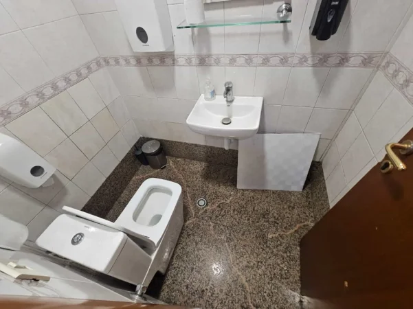 Tirane, jepet me qera apartament 1+1 Kati 1, 235 m² 4.500 € (Sheshi Willson)