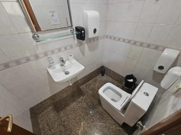 Tirane, jepet me qera apartament 1+1 Kati 1, 235 m² 4.500 € (Sheshi Willson)
