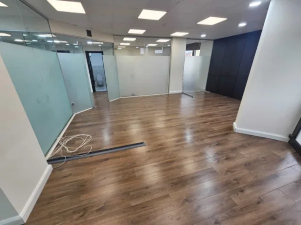 Tirane, jepet me qera zyre Kati 7, 100 m² 1.500 € (Sheshi Willson)