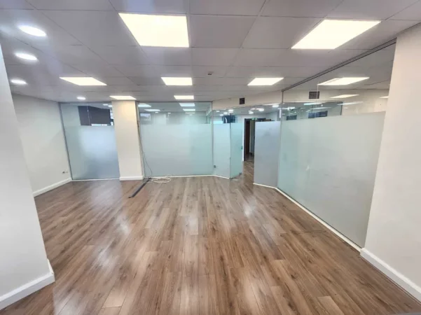 Tirane, jepet me qera zyre Kati 7, 100 m² 1.500 € (Sheshi Willson)