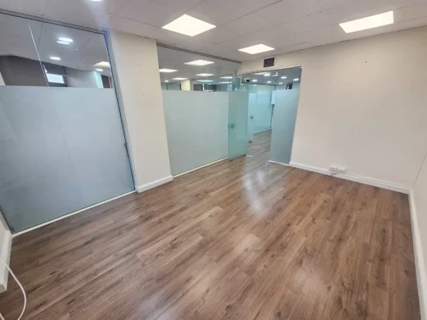 Tirane, jepet me qera zyre Kati 7, 100 m² 1.500 € (Sheshi Willson)